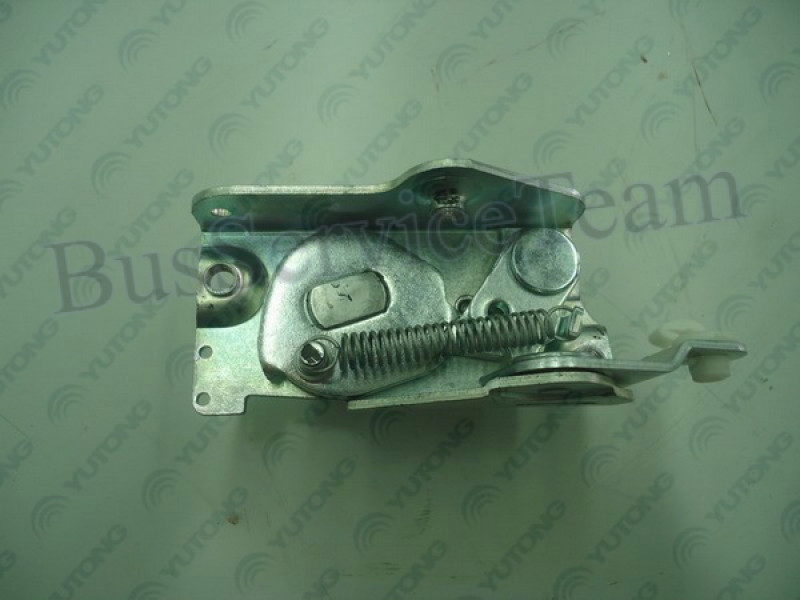 5940-14234 Защелка наружная крышки отсека левая оригинал (1 тяга)
